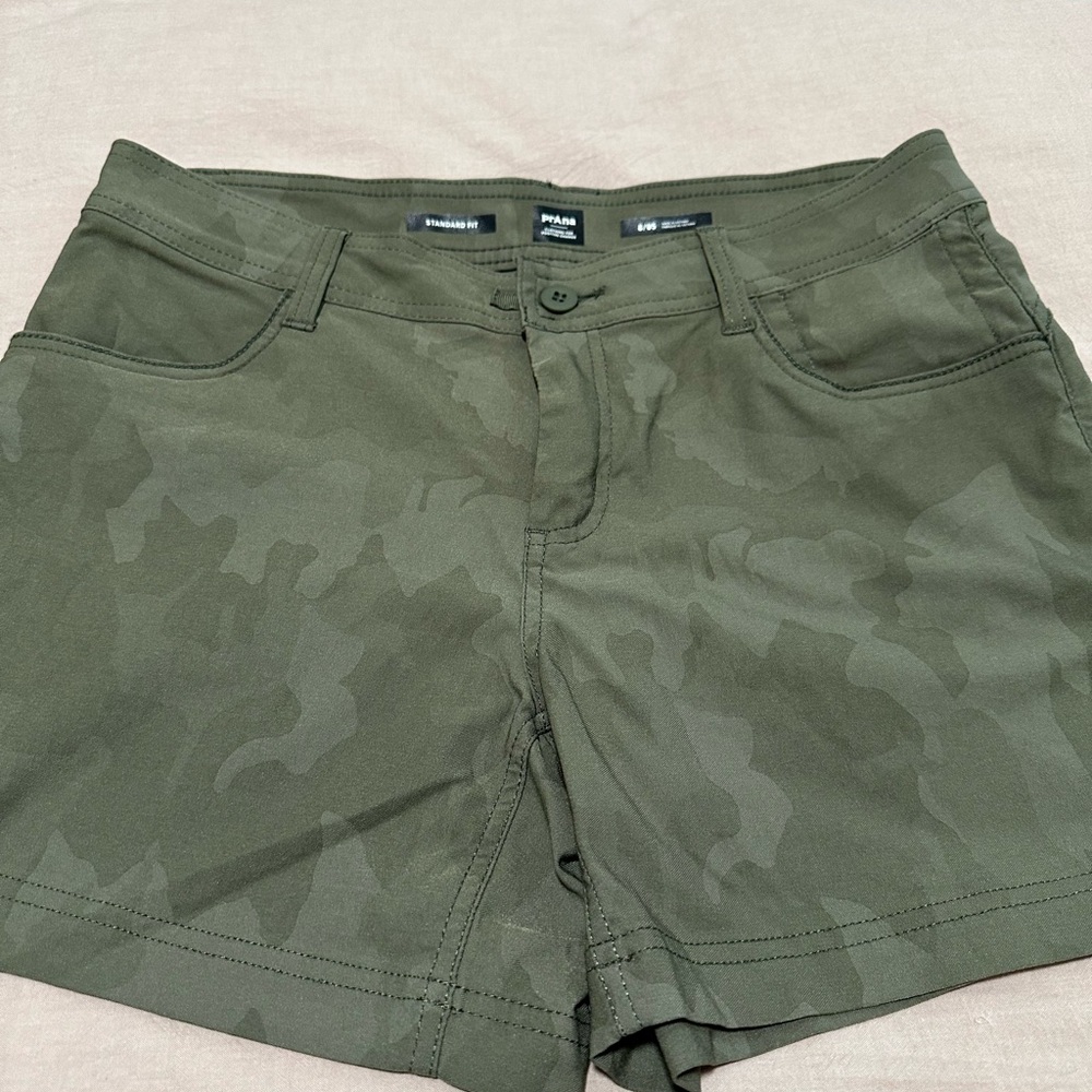 Prana Green Nylon Quick Dry Shorts, Camo design sz 8 EUC